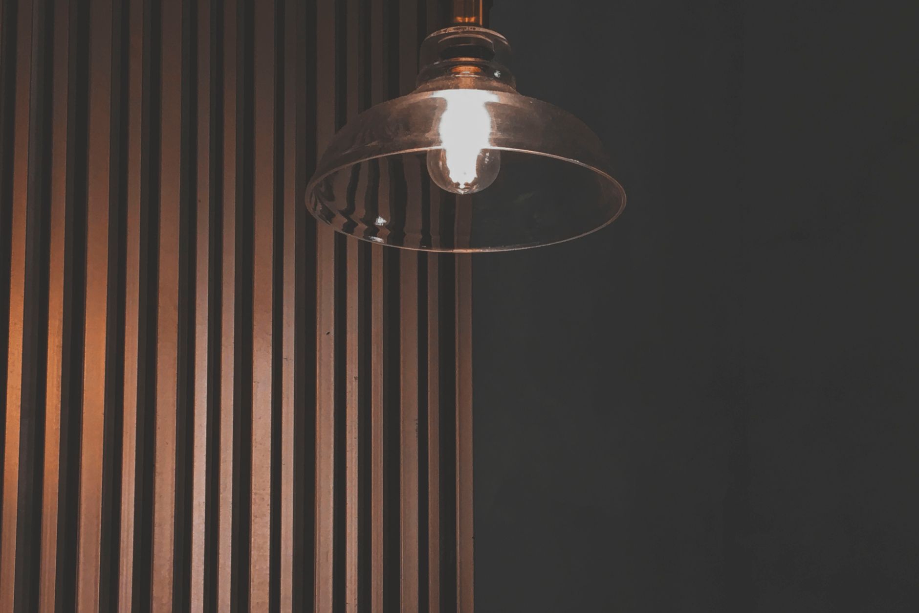 Warmes Licht einer Pendelleuchte