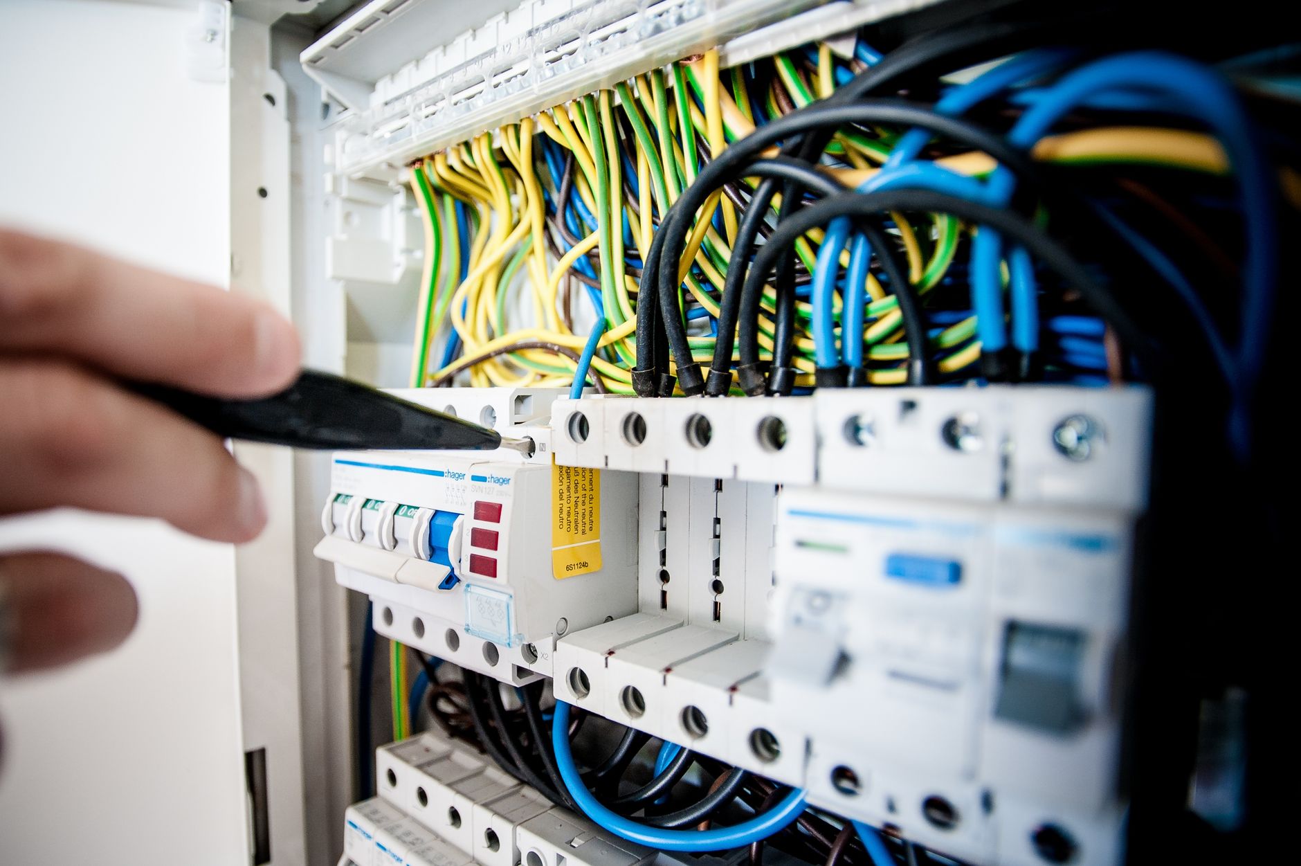 Arbeit am Sicherungskasten
