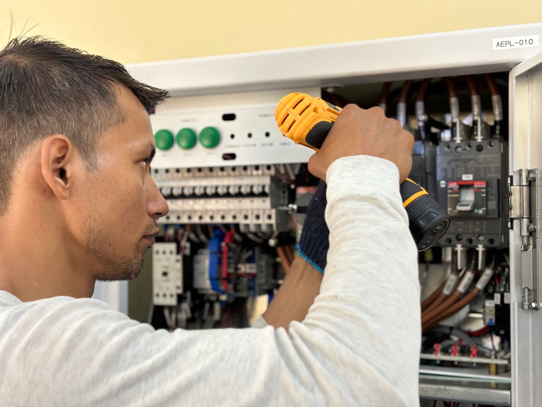 Elektriker arbeitet am Sicherungskasten