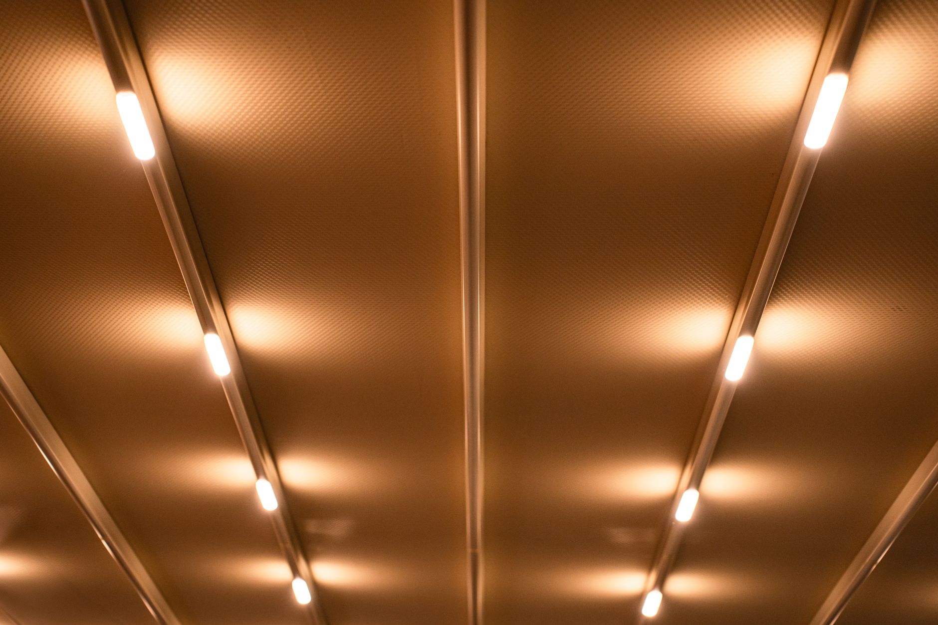 Lichtlinien an einer Decke