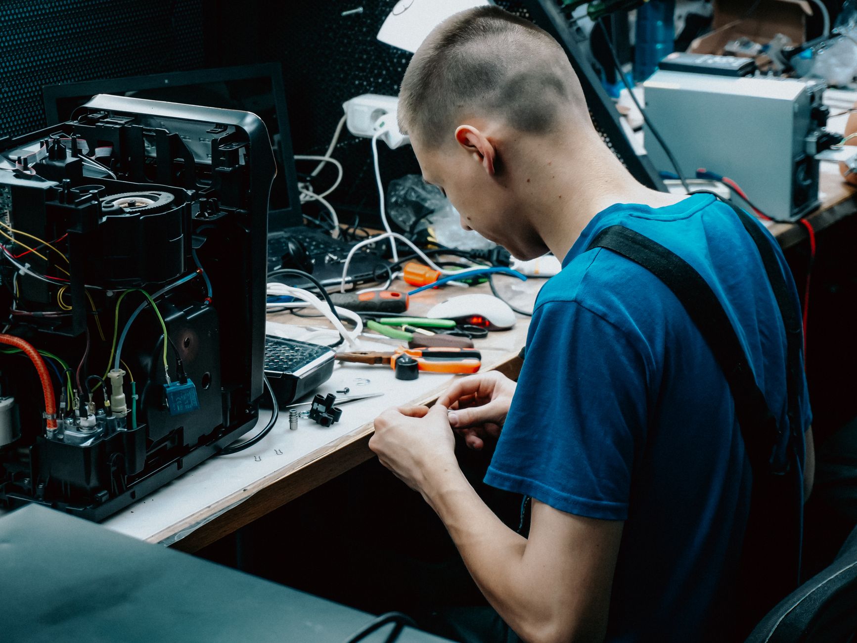 Techniker repariert ein Elektrogerät in der Werkstatt